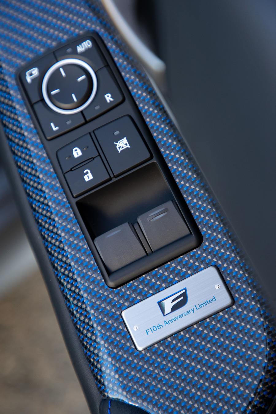 Детали интерьера Lexus RC F 10th Anniversary 2018 года  (AU) (фото 9 из 11)